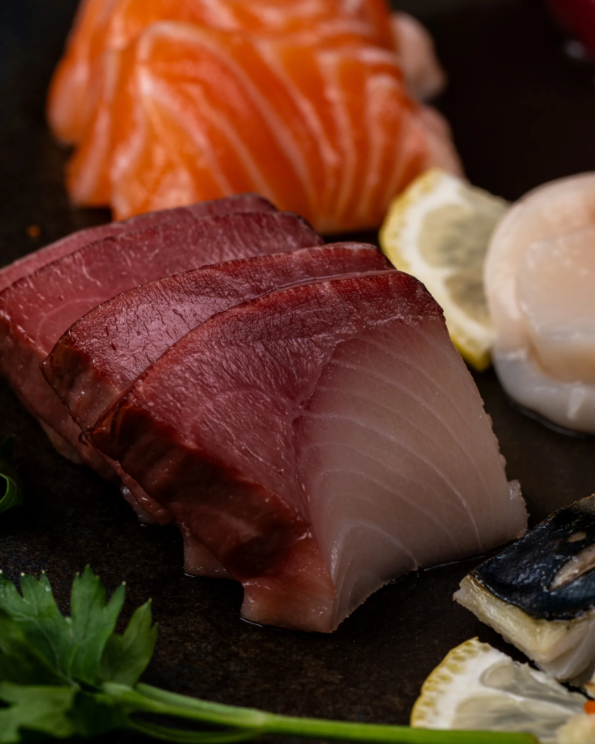 Sashimi de atún y salmón acompañado de vegetales.