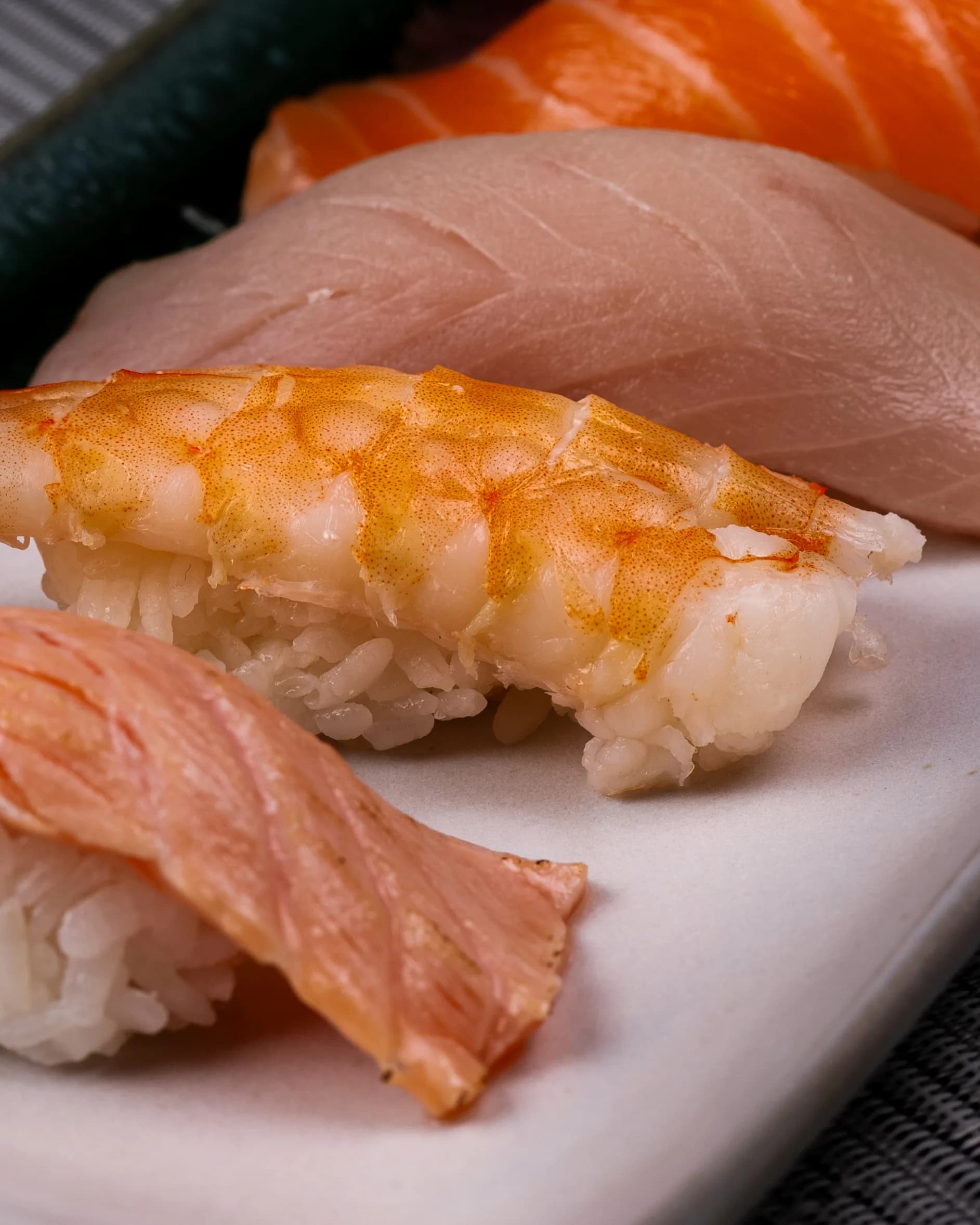 Detalle de piezas de nigiri con camarón y pescado.